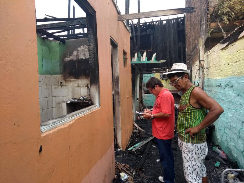 As famílias que perderam suas casas no incêndio ocorrido no final de maio no Bairro do Guamá, em Belém, receberão nos próximos dias o Cheque Moradia, programa habitacional do Governo do Pará, coordenado pela Companhia de Habitação (Cohab). O fogo destruiu 17 moradias na Vila Santa Maria Gorete, localizada na Passagem Serrão Castro, prejudicando mais de 100 pessoas e causando uma morte. A presidente da Cohab, Lene Farinha, esteve na segunda-feira (18) no local e se reuniu (foto) com representantes das famílias no prédio da Estação Cidadania do Guamá, para apresentar o projeto arquitetônico que está sendo elaborado para as novas moradias. Participaram ainda do encontro representantes da Defesa Civil Municipal, da Secretaria Municipal de Habitação de Belém e Fundação Papa João XXIII (Funpapa).
FOTO: ASCOM / COHAB
DATA: 19.06.2018
BELÉM - PARÁ <div class='credito_fotos'>Foto: ASCOM COHAB | <a href='/midias/2018/originais/df265d7a-ba1f-4003-89c3-b402e11255c6.jpg' download><i class='fa-solid fa-download'></i> Download</a></div>