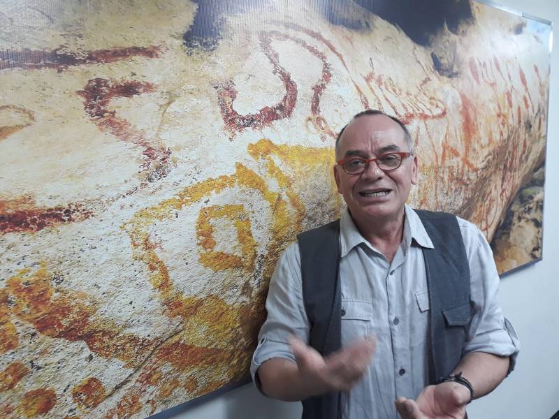 Representantes do Programa das Nações Unidas para Assentamentos Humanos (ONU-HABITAT) reuniram-se nesta segunda feira (23), no Centro de Governo do Baixo Amazonas, com sede em Santarém, para apresentar à equipe as ferramentas para o fortalecimento do modelo de Governança Pública Compartilhada, implantado pelo Governo do Estado, a partir da instalação da nova estrutura regional administrativa, que abrange os municípios localizados no Baixo Amazonas e Tapajós. A ONU-Habitat está inserida no Programa Estratégico Pará Sustentável, projeto que tem como objetivo reduzir a pobreza e a desigualdade no Estado, alicerçado em três pilares: o "Pará 2030", voltado para as matrizes econômicas; o "Pará Social", destinado ao desenvolvimento familiar e inclusão social e o "Pará Ambiental", direcionado para a sustentabilidade e preservação do meio ambiente. Na foto, Oscar Fernando Marmolejo, consultor da ONU-Habitat.
FOTO: SAMUEL ALVARENGA / SECOM
DATA: 23.04.2018
SANTARÉM - PARÁ <div class='credito_fotos'>Foto: Samuel Alvarenga / Secom | <a href='/midias/2018/originais/df2cb3d3-61cf-4838-9f97-4c632839f419.jpg' download><i class='fa-solid fa-download'></i> Download</a></div>