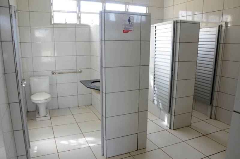  O Governo do Estado, por meio da Secretaria de Estado de Educação (Seduc), inaugurou nesta segunda-feira (17) duas escolas estaduais no interior do Estado, nos municípios de Bragança e Augusto Corrêa. As novas unidades vão atender mais de mil alunos do Ensino Fundamental e do Ensino Médio. O projeto de obra faz parte do Programa de Melhoria da Qualidade e Expansão da Cobertura da Educação Básica do Estado do Pará, preconizado pela Seduc no âmbito do Pacto pela Educação. Localizada em Bragança, a Escola de Ensino Fundamental e Médio Leandro Lobão da Silveira (foto) ganhou seis novas salas de aula, laboratório de informática, laboratório multidisciplinar, sala de leitura; salas do bloco administrativo, sendo: sala da direção, sala da coordenação pedagógica, sala dos professores e secretaria. A escola também possui copa cozinha, depósito para merenda escolar e materiais de limpeza, sala de triagem de alimentos, pátio coberto e área verde para convivência e atividades recreativas. Quadra de esportes coberta, reservatório de água, estacionamento para carros e motos, bicicletário, banheiros e vestiários. Um investimento na obra de R$ 4.196.551,63, tiveram investimentos também em ar condicionado no valor R$ 116.277,75, em computadores R$ 61.200,00 e de R$ 13.096,56 em computadores.

FOTO: FERNANDO NOBRE / ASCOM SEDUC
DATA: 17.12.2018
BRAGANÇA - PARÁ <div class='credito_fotos'>Foto: FERNANDO NOBRE/ASCOM SEDUC   |   <a href='/midias/2018/originais/df2dad3c-6d49-4ba2-a132-f9a033506fe2.jpg' download><i class='fa-solid fa-download'></i> Download</a></div>