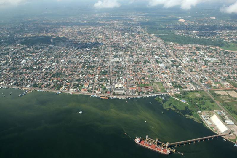 A cidade de Santarém, região do Baixo Amazonas, estará em festa nesta sexta (22), quando completará 357 anos de existência. Às vésperas do aniversário, nesta quinta-feira (21), a população ganha uma maratona de shows culturais promovidos na Praça de Eventos da cidade, com início a partir das 18h.
FOTO: RODOLFO OLIVEIRA / ARQUIVO AG. PARÁ
DATA: 21.06.2018
SANTARÉM - PARÁ <div class='credito_fotos'>Foto: Rodolfo Oliveira/Ag. Pará | <a href='/midias/2018/originais/df328d19-ccb4-41cc-b84d-25fad978a125.jpg' download><i class='fa-solid fa-download'></i> Download</a></div>