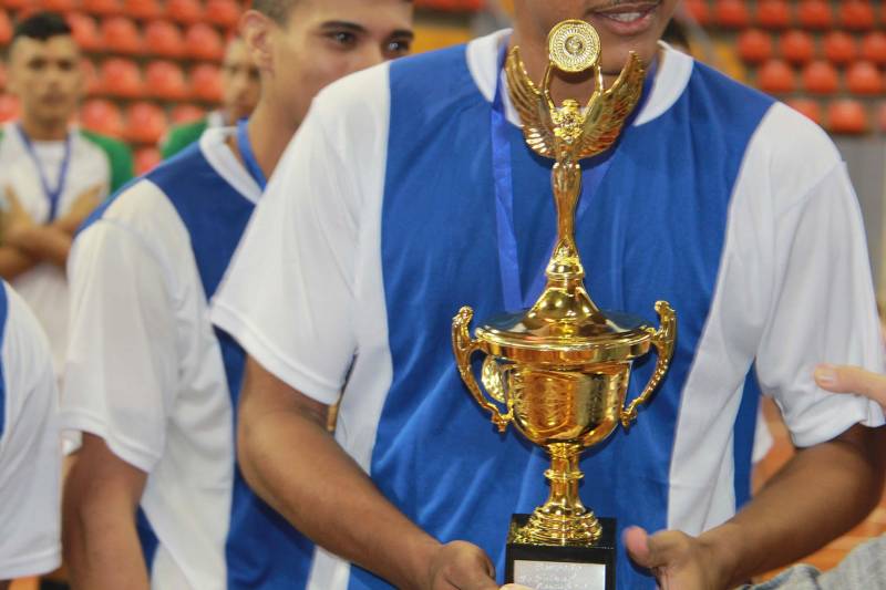 Mais de 60 adolescentes e jovens em cumprimento de medida socioeducativa no Pará conheceram as instalações da Arena Guilherme Paraense (o Mangueirinho), em Belém. O espaço recebeu os internos para o encerramento da II Olimpíada de Inverno da Socioeducação, evento criado com o objetivo de proporcionar atividades de esporte e cultura aos adolescentes em cumprimento de medida socioeducativa no Estado, além de promover o espírito esportivo e garantir maior integração entre os internos. A Arena sediou as finais do futsal feminino e masculino, além de apresentações culturais que marcaram o encerramento da atividade promovida pela Fundação de Atendimento Socioeducativo do Pará (Fasepa), por meio do Projeto Ressignificando Caminhos na Socioeducação.
FOTO: ALBERTO PASSOS / ASCOM FASEPA
DATA: 28.03.2018
BELÉM - PARÁ <div class='credito_fotos'>Foto: ALBERTO PASSOS/ ASCOM FASEPA | <a href='/midias/2018/originais/df36014c-c5d6-4f3f-8145-8de19b45eacf.jpg' download><i class='fa-solid fa-download'></i> Download</a></div>
