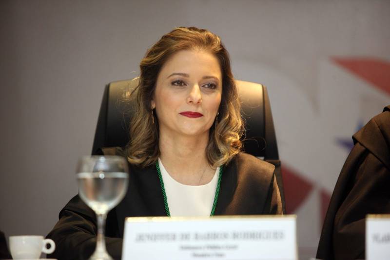 A Defensora Pública Geral, Jeniffer de Barros Rodrigues (foto), foi reconduzida pelo Conselho Superior da Defensoria Pública do Estado do Pará para mais um biênio frente à Defensoria Pública do Estado do Pará. A 52ª Sessão Extraordinária do Conselho Superior ocorreu nesta terça-feira, 26 de junho, e foi presidida pelo Subdefensor Público Geral do Estado do Pará, Vladimir Koenig. Jeniffer de Barros Rodrigues foi reconduzida pelo Governador do Estado, Simão Jatene, por meio do decreto de 27 de março de 2018. A Defensora Pública Geral do Estado do Pará foi a candidata mais votada na eleição para o cargo, ocorrida em 09 de março de 2018, com 162 votos. A Sessão Solene contou com a presença de familiares, autoridades de Estado, membros da Gestão, defensores públicos e servidores da Defensoria Pública do Estado.
FOTO: MARCELO LELIS / AG. PARÁ
DATA: 26.06.2018
BELÉM - PARÁ <div class='credito_fotos'>Foto: Marcelo Lelis / Ag. Pará | <a href='/midias/2018/originais/df384009-3ccf-4f4b-be71-ea59d5e2bcbb.jpg' download><i class='fa-solid fa-download'></i> Download</a></div>