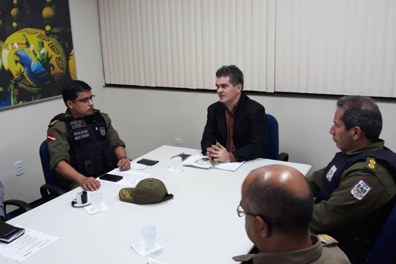 Órgãos que compõem o Sistema de Segurança Pública do Estado na região do Baixo Amazonas participaram de uma reunião, nesta terça-feira (27), no Centro Regional de Governo, para conhecerem a estrutura do nova sede administrativa estadual e o modelo de governança compartilhada. Participaram da reunião, conduzida pelo coordenador da área de Segurança, Gilberto Aguiar e a presença do secretário regional de Governo Olavo das Neves, representantes da Polícia Militar (CPR 1, 3º BPM e 35º BPM); Corpo de Bombeiros (4º GBM); Fundação de Atendimento Socioeducativo do Pará (Fasepa); Superintendência do Sistema Penitenciário (CRASHM - Susipe); Polícia Civil (Superintendência Regional do Baixo Amazonas e 16ª Seccional) e Centro de Perícias Científicas - Renato Chaves.
FOTO: SAMUEL ALVARENGA / AG PARÁ
DATA: 27.02.2018
SANTARÉM - PARÁ <div class='credito_fotos'>Foto: SAMUEL ALVARENGA/AG.PARÁ | <a href='/midias/2018/originais/df464cf9-3b63-40c0-bdd8-211c9df665ce.jpg' download><i class='fa-solid fa-download'></i> Download</a></div>