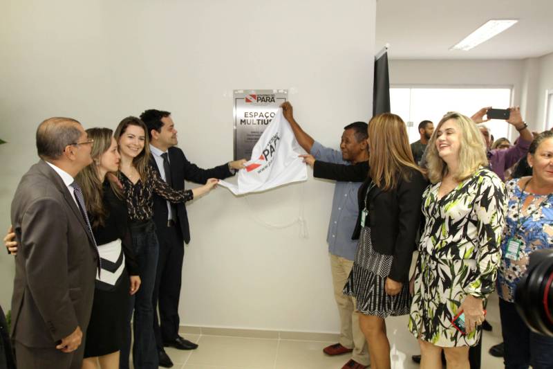 Restaurante self service, rampa de acesso, nova fachada, câmeras de vigilância e elevadores elétricos. O prédio-sede da Secretaria Estadual de Meio Ambiente e Sustentabilidade (Semas), em Belém, continua no mesmo lugar, mas parece novo. Após um processo de reforma, o prédio foi entregue aos servidores nesta sexta-feira, 16, pelo governador Simão Jatene. Além do restaurante self service, foi criado outro espaço coletivo no 2º andar (foto), equipado com microondas e outros equipamentos, para servidores que preferem levar a própria alimentação.
FOTO: CRISTINO MARTINS / AG. PARÁ
DATA: 16.03.2018
BELÉM - PARÁ <div class='credito_fotos'>Foto: Cristino Martins/Ag. Pará | <a href='/midias/2018/originais/df49d838-f67f-4df8-81e9-b2f5819b6cf0.jpg' download><i class='fa-solid fa-download'></i> Download</a></div>