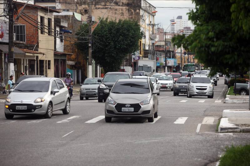 Os proprietários de veículos (foto) com os finais de placa 41, 51 e 61 têm até esta sexta-feira (9) para garantir o licenciamento anual sem multa. Segundo dados da Diretoria de Tecnologia e Informática (DTI) do Departamento de Trânsito do Estado (Detran), 61.276 mil veículos deverão ser licenciados no Pará. Só na Região Metropolitana de Belém são 20.189 veículos. Em seguida, vêm os municípios de Marabá, com 3.545 veículos e Santarém, com 3.204. O Licenciamento é obrigatório para que seu veículo possa continuar a trafegar pelas ruas e estradas livremente. O condutor flagrado circulando com veículo não licenciado comete infração gravíssima. O art. 230 do Código de Trânsito Brasileiro (CTB) prevê aplicação de multa de R$ 293,47, sete pontos na CNH, além de ter o veículo removido ao parque de retenção do Detran.
FOTO: IGOR BRANDÃO / AG. PARÁ
DATA: 08.03.2018
BELÉM - PARÁ <div class='credito_fotos'>Foto: IGOR BRANDÃO / AG. PARÁ | <a href='/midias/2018/originais/df4b646c-61e3-4570-81ac-3b3366ec8a59.jpg' download><i class='fa-solid fa-download'></i> Download</a></div>