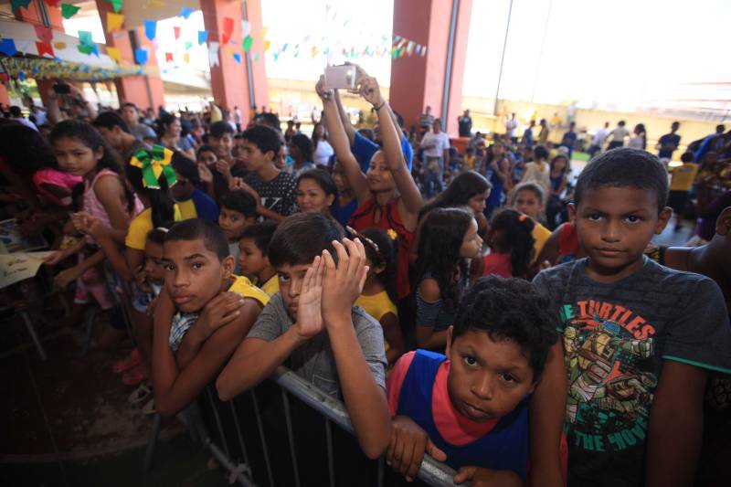 Nesta sexta-feira, uma programação (foto) alegre e diferenciada marcou as comemorações pelos 14 anos do Pro Paz no Pará, iniciativa que surgiu em 2004 como um programa do Governo do Estado, convertida mais tarde em política pública por força de decreto, até se consolidar, em 2015, na Fundação Pro Paz, que tem a missão de racionalizar e ordenar recursos e ações para transformar a vida de milhares de paraenses em situação de vulnerabilidade social. A existência do Pro Paz fez do Pará vanguarda na Federação, por ser o único estado que possui, há mais de dez anos, um protocolo padrão para atendimento a crianças e adolescentes vítimas de violência que é modelo para o Brasil, referendado pela ONG Childhood Brasil e reconhecido pela ONU. O modelo referência do trabalho do Pro Paz foi que levou o Pará a ganhar da Organização das Nações Unidas (ONU), em 2015, o reconhecimento por manter uma das onze melhores práticas das Américas para a integração de sistemas de segurança pública com políticas sociais.
FOTO: MÁCIO FERREIRA / AG. PARÁ
DATA: 29.06.2018
BELÉM - PARÁ <div class='credito_fotos'>Foto: MÁCIO FERREIRA/ AG. PARÁ | <a href='/midias/2018/originais/df553109-b4e5-4d29-af58-13dec29af3b5.jpg' download><i class='fa-solid fa-download'></i> Download</a></div>