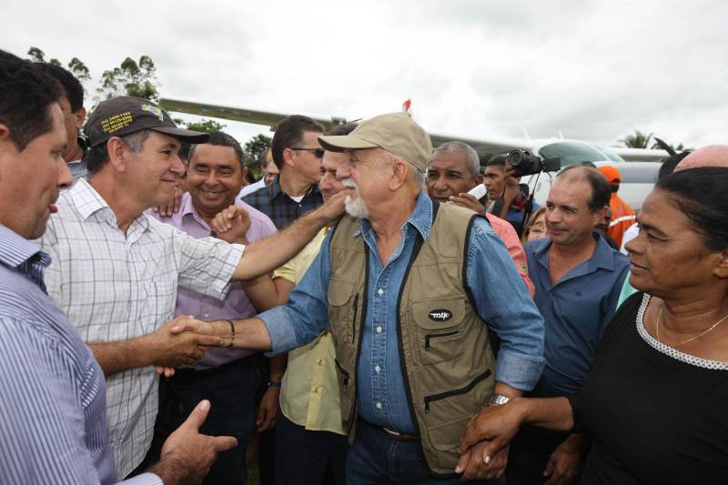 Onze municípios do sul e sudeste paraense recebem recursos do Estado para recuperar ruas e vicinais atingidas pelas enchentes e fortes chuvas que caem na região. Em agenda oficial nesta sexta-feira (6), o governador Simão Jatene (foto) assinou, pela manhã, no Parque de Exposições Valeu Boi Leilões, em Rio Maria, os convênios que garantem o repasse de cerca de R$ 4 milhões. As obras de caráter emergencial serão executadas pelas prefeituras em parceria com a Secretaria de Estado de Transportes (Setran). O objetivo é recuperar a trafegabilidade nessas localidades e assegurar o direito de ir e vir da população. Na manhã desta sexta, foram assinados nove convênios, com os municípios de Redenção, Pau D’Arco, São Félix do Xingu, Santa Maria das Barreiras, Tucumã, Água Azul do Norte, Xinguara, Bannach e Rio Maria. Além da Setran, participam da ação o Centro Regional de Governo do Sudeste do Pará e a Defesa Civil. “O valor do investimento em cada município vai depender da necessidade verificada pelas equipes do Estado e das prefeituras. O recurso não será usado para reconstruir vias, mas para restabelecer a trafegabilidade”, disse o secretário de Transportes, Kléber Menezes.
FOTO: ANTÔNIO SILVA / AG. PARÁ
DATA: 06.04.2018
RIO MARIA - PARÁ <div class='credito_fotos'>Foto: Antônio Silva/Ag. Pará | <a href='/midias/2018/originais/df5dfd4a-3d2d-45d5-bb80-889e0884d37d.jpg' download><i class='fa-solid fa-download'></i> Download</a></div>