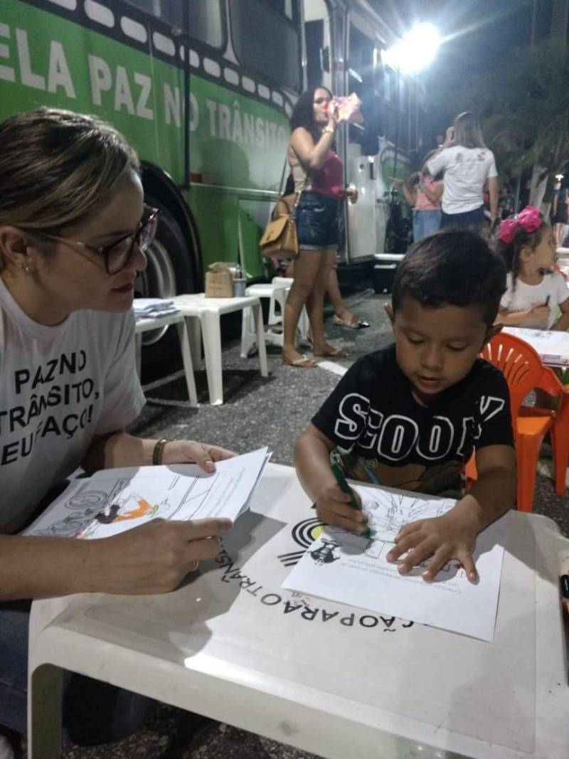 Quase 4 mil pessoas já receberam informações educativas (foto) repassadas pelos agentes de educação do Departamento de Trânsito do Estado do Pará (Detran) na operação Boas Festas. Somente em Salinópolis, nordeste do Pará, 400 frequentadores participaram do trabalho denominado de Transitando nos Bares, em que são realizados testes de alcoolemia. As ações do Detran se estenderão até esta terça-feira (1). O trabalho conta com a parceria do Corpo de Bombeiros e da Polícia Militar. No distrito de Mosqueiro, por exemplo, na rodovia de acesso ao distrito, mais precisamente na barreira da Polícia Rodoviária Estadual(PRE), carros, motocicletas e veículos de passageiros são parados para receber fiscalização da PRE e ações educativas do Detran. 

FOTO: ASCOM / DETRAN
DATA: 31.12.2018
MOSQUEIRO - PARÁ <div class='credito_fotos'>Foto: ASCOM DETRAN   |   <a href='/midias/2018/originais/df627778-4dc5-4bea-b06f-47225643b3b3.jpg' download><i class='fa-solid fa-download'></i> Download</a></div>