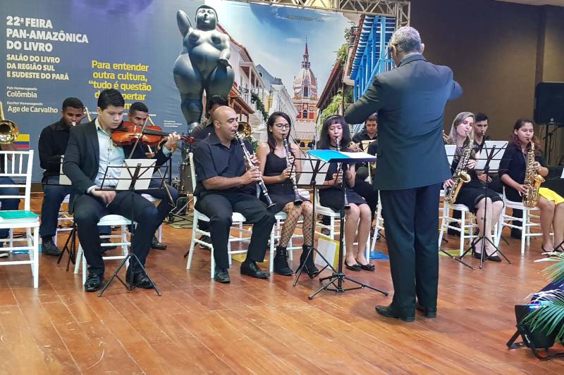 Foi grande a movimentação no segundo dia do primeiro Salão do Livro de Carajás, neste sábado, 28. A programação começou com apresentação cultural de escolas de 17 comunidades da zona rural de Marabá. Cerca de 360 estudantes do campo puderam mostrar projetos pedagógicos. Após a roda de conversa, o público pôde conferir hinos instrumentais com a Banda Doxologia (foto) e o show com ritmos colombianos “Salsa com Jambu”, de Bruno Benitez e Banda Mundo Mambo.
FOTO: ASCOM CRGSP
DATA: 28.04.2018
MARABÁ - PARÁ <div class='credito_fotos'>Foto: ASCOM CRGSP | <a href='/midias/2018/originais/df6c05bf-64fe-4fc0-90ba-5c0ca7363b5c.jpg' download><i class='fa-solid fa-download'></i> Download</a></div>
