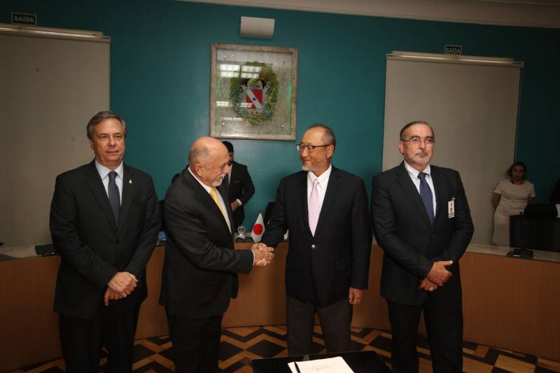 Governo do Estado, Agência de Cooperação Internacional do Japão (Jica) e Embaixada do Japão no Brasil assinaram no final da tarde desta sexta-feira a Ordem de Serviço que marca que marca o início das obras na Rodovia BR-316. As obras iniciam já na próxima segunda-feira.Com projeto arrojado, que trará grande reforma estrutural para a entrada da capital paraense, desde a rede de drenagem, até os chamados retoques finos, como paisagismo e moderna rede de iluminação pública em LED, abrange os municípios de Belém, Ananindeua e Marituba, em 10,8 km de extensão. As obras de reconstrução e requalificação incluem pistas com três faixas de rolagem nos dois sentidos, com pavimento flexível, uma faixa (em cada sentido) exclusiva para o BRT Metropolitano, duas ciclovias bidirecionais, gramado próximo à ciclovia para arborização, dois passeios para circulação de pedestres com 2,5m de largura, faixa de piso tátil e rampas de acessibilidade, de acordo com a legislação vigente, além de mobiliário urbano (bancos, lixeiras e abrigos em paradas de ônibus convencionais). Na foto, o governador do Estado, Simção Jatene (2º da esq/dir) e representante da Agência de Cooperação Internacional do Japão (Jica) no Brasil, Sr. Akio Saito (3º da esq/dir).

FOTO: SIDNEY OLIVEIRA / AG. PARÁ
DATA: 07.12.2018
BELÉM - PARÁ <div class='credito_fotos'>Foto: Sidney Oliveira/Ag. Pará   |   <a href='/midias/2018/originais/df6e55ae-319c-4c9b-9509-9c5b92a8d102.jpg' download><i class='fa-solid fa-download'></i> Download</a></div>