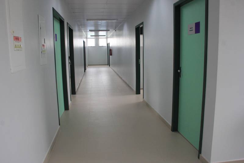 No próximo sábado, 8, o governador do Estado do Pará, Simão Jatene, inaugura o serviço de Hemodiálise do Hospital Regional do Sudeste do Pará - Dr. Geraldo Veloso (HRSP, na foto), em Marabá, no sudeste do estado. Com um investimento de mais de R$ 1,7 milhão, o setor possui 20 máquinas e poderá atender a 103 pacientes por mês, produzindo uma média mensal de 1.500 sessões. A entrega ampliará o atendimento a pacientes renais do Estado, junto com outras Unidades já em funcionando, como o Hospital Regional do Baixo Amazonas (HRBA), em Santarém, e o Hospital Regional Público da Transamazônica (HRPT), em Altamira – também, gerenciadas pela Pró-Saúde Associação de Assistência Social e Hospitalar. 

FOTO: RODOLFO OLIVEIRA / AG. PARÁ
DATA: 07.12.2018
MARABÁ - PARÁ <div class='credito_fotos'>Foto: Rodolfo Oliveira/Ag. Pará   |   <a href='/midias/2018/originais/df70c98c-e2ea-41c7-a8dd-e1805086c7f8.jpg' download><i class='fa-solid fa-download'></i> Download</a></div>