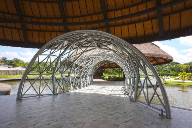 Bastante aguardado, o novo Parque Estadual do Utinga (PEUt) será reaberto ao público pelo Governo do Estado nos próximos dias 16 e 17 de março. Os serviços do mais importante espaço de preservação e estudo da biodiversidade dentro da Região Metropolitana de Belém serão oferecidos em caráter experimental. Na sexta-feira, a partir das 16h30, serão realizadas apresentações artísticas, com o Boi Veludinho, crianças do Pro Paz e a premiada Orquestra Sinfônica do Theatro da Paz. A apresentação será em um espaço ao ar livre e não será necessária a retirada de ingressos, por esse motivo, a recomendação é que o público chegue cedo, porque a entrada será fechada quando o espaço estiver lotado. No sábado, será realizada uma grande caminhada, a partir das 8 horas, com paradas para informações educativas sobre a fauna, flora e sobre os novos espaços. Por conta da grande quantidade de pessoas, incluindo crianças e idosos, o Corpo de Bombeiros recomendou e, a organização do evento acatou, a necessidade de se evitar durante a manhã do sábado o trânsito de veículos sobre rodas, como carros, bicicletas, skates e patins. Depois das 12 horas e durante todo o funcionamento do parque, a entrada e o uso por praticantes desta modalidade está completamente liberada no Parque. No domingo, o parque funciona normalmente ao público no horário de 5h30 às 17h, assim como nos outros dias, de segunda a segunda.
FOTO: IGOR BRANDÃO / AG PARÁ
DATA: 11.032018
BELÉM - PARÁ <div class='credito_fotos'>Foto: IGOR BRANDÃO / AG. PARÁ | <a href='/midias/2018/originais/df70d560-05a0-423b-a0d5-d52b93ea5b75.jpg' download><i class='fa-solid fa-download'></i> Download</a></div>