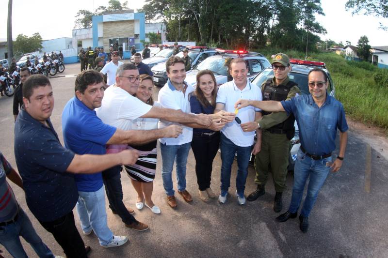 Os batalhões de Policiamento da PM de Barcarena e Abaetetuba (foto), no Baixo Tocantins, receberam na tarde desta quinta-feira (21), 14 viaturas e 20 motocicletas para o reforço da segurança pública nas cidades. Os dois municípios pertencem ao Comando de Policiamento Regional IX, que realiza o policiamento em 10 municípios da região. O CPR IX também está formando 134 novos policias que deverão ser integrados ao policiamento no mês de julho. Participaram da entrega o comandante geral da PM, coronel Hilton Benigno, o presidente da Assembleia Legislativa do Pará (Alepa), deputado estadual Márcio Miranda e os deputados Ana Cunha e Celso Sabino. O coronel Hilton Benigno comentou que toda a frota de veículos da PM foi renovada. “A renovação traz melhores condições de trabalho ao policial”, afirmou.
FOTO: THIAGO GOMES / AG. PARÁ
DATA: 21.06.2018
ABAETETUBA- PARÁ <div class='credito_fotos'>Foto: Thiago Gomes /Ag. Pará | <a href='/midias/2018/originais/df728429-4f40-4aae-838f-bf4511f011bc.jpg' download><i class='fa-solid fa-download'></i> Download</a></div>