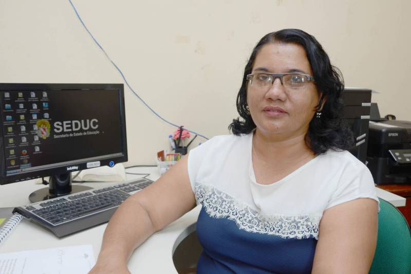 Quatro estudantes da Escola Estadual Antônio Gondim Lins, em Ananindeua, vivenciaram recentemente o sentimento da conquista de uma vaga para um curso superior. Tudo porque na sexta-feira (16), foi divulgada a relação de candidatos aprovados para cursos do Instituto Federal do Pará (IFPA), e entre eles estão Letícia do Socorro Siqueira Souza (Matemática); Elizabeth Feitoza de Abreu (Pedagogia); Larissa Guedes Monteiro (Pedagogia) e Ana Beatriz Alves Seabra (Tecnologia em Saneamento Ambiental). As quatro estudantes que foram aprovadas via SISU (Sistema de Seleção Unificada) acabam de concluir o Ensino Médio em um ano e seis meses de atividades do Projeto Mundiar, mantido pela Secretaria de Estado de Educação (Seduc) em parceria com a Fundação Roberto Marinho. O foco do Projeto Mundiar é a correção da distorção idade-ano escolar de alunos. Em geral, são alunos que abandonaram seus estudos por diversos motivos. Na foto, a diretora da Escola Estadual Antônio Gondim Lins, Sônia Oliveira.
FOTO: ASCOM / SEDUC
DATA: 21.02.2018
BELÉM - PARÁ <div class='credito_fotos'>Foto: ASCOM SEDUC | <a href='/midias/2018/originais/df74f2d2-40ef-49e2-bfd7-c4f52dbb55e4.jpg' download><i class='fa-solid fa-download'></i> Download</a></div>