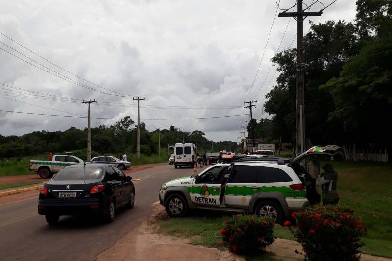 Ações integradas de educação e fiscalização estão sendo realizadas em Abaetetuba, no nordeste paraense, durante a Operação Carnaval 2018. O Departamento de Trânsito do Estado (Detran) e demais órgãos do Sistema de Segurança Pública executaram, na segunda-feira (12), uma grande ação no pórtico de entrada da cidade. Seis agentes de educação do Detran mobilizaram alunos da faculdade FAM e do Instituto Federal do Pará (IFPA), integrantes do Instituto Rosa dos Ventos, técnicos da Biblioteca Pública e do Centro de Formação de Condutores Abaeté Regional na ação conjunta de educação para o trânsito, voltada a condutores e passageiros. Os voluntários atuaram como agentes multiplicadores em educação para o trânsito, orientando as pessoas sobre comportamentos de risco.
FOTO: ASCOM / DETRAN
DATA: 13.02.2018
ABAETETUBA - PARÁ <div class='credito_fotos'>Foto: ASCOM / DETRAN | <a href='/midias/2018/originais/df80d4eb-d7f8-403e-8c45-3ba17de81a41.jpg' download><i class='fa-solid fa-download'></i> Download</a></div>