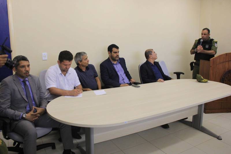 O município de Sapucaia recebeu nesta quarta-feira, 5, uma Unidade Integrada Pro Paz (UIPP). Um investimento do Governo do Estado de R$ 1.134.131,00. Segundo o Secretário de Estado de Segurança Pública, Luiz Fernandes, afirma que já mais de 80 novas UIPP’s no Pará, com as reformadas e reestruturadas esse número chega a 120 unidades. O titular da SEGUP destaca que o mais importante não é a estrutura física, mas o conceito empregado. De Sapucaia, a comitiva foi para Redenção onde inaugurou o 7º Batalhão de Polícia Militar, uma obra orçada em R$ 2.808.000,00. Atualmente o BPM conta com 145 policiais, 6 viaturas incluindo a Patrulha Rural e 12 motocicletas. O Comandante do Batalhão, o Major José Ricardo Chaves, informou que a maior ocorrência no município são roubos de motos, mas pontuou que a maior parte dos veículos é encontrada pela PM na cidade e cidades vizinhas. Na foto, o Comandante Geral da Polícia Militar, Coronel Hilton Benigno.

FOTO: RODOLFO OLIVEIRA / AG PARÁ
DATA: 05.12.2018
SAPUCAIA - PARÁ <div class='credito_fotos'>Foto: Rodolfo Oliveira/Ag. Pará   |   <a href='/midias/2018/originais/df81f48c-4db2-472e-9b4b-39be5fe026e5.jpg' download><i class='fa-solid fa-download'></i> Download</a></div>