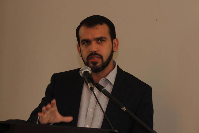 Trinta e seis policiais militares atuarão a partir do primeiro semestre de 2019, na prevenção primária ambiental dirigida a alunos do 5º e 6º anos do ensino fundamental. Os novos educadores ambientais foram certificados na manhã desta quarta-feira (5), no auditório da Casa Militar da Governadoria, em Belém. Eles participaram do primeiro Curso de Formação de Educadores Ambientais da Amazônia (CFEAM). Na foto, o presidente do EGPA, Danilo Alho.

FOTO: CRISTINO MARTINS / AG. PARÁ
DATA: 05.12.2018
BELÉM - PARÁ <div class='credito_fotos'>Foto: Cristino Martins/Ag. Pará   |   <a href='/midias/2018/originais/df85bffb-5d77-464b-b0fe-e1f7ff3a41e2.jpg' download><i class='fa-solid fa-download'></i> Download</a></div>