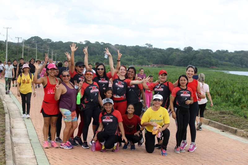 Uma reabertura feita a milhares de mãos. A fita inaugural colocada no inicio da trilha principal do Parque do Utinga foi rompida por mais de cinco mil pessoas ansiosas pelo inicio da caminhada, marcando o segundo dia da programação de reabertura do mais novo espaço paraense de lazer e interatividade com a natureza.
FOTO: SIDNEY OLIVEIRA / AG. PARÁ
DATA: 17.03.2018
BELÉM - PARÁ <div class='credito_fotos'>Foto: Sidney Oliveira/Ag. Pará | <a href='/midias/2018/originais/df86bccf-81d8-44a2-bc10-44d95d4d5fa0.jpg' download><i class='fa-solid fa-download'></i> Download</a></div>