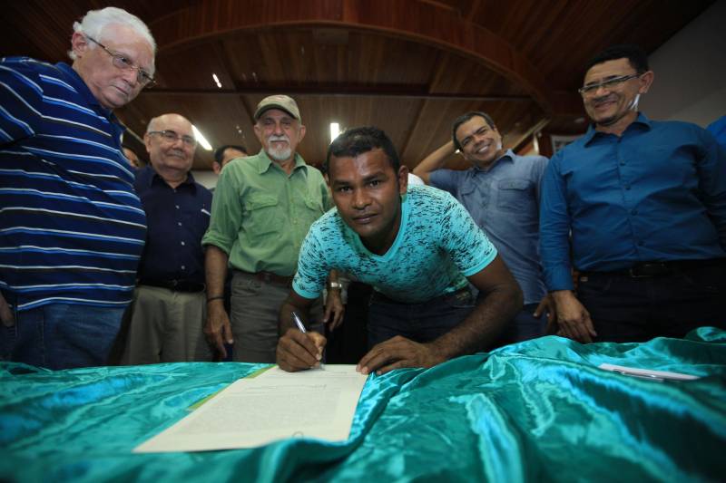 O produtor rural Nilson Corrêa da Silva, 23 anos, mora na comunidade Santo Ezequiel Moreno e produz alimentos em 700 hectares de terra na agrovila Acutipereira, no município de Portel, no arquipélago do Marajó. Mesmo morando e produzindo alimentos na comunidade, ele não possuía título de propriedade de terra. Para beneficiar produtores como Nilson, o governador Simão Jatene entregou, na manhã desta sexta-feira (23), títulos coletivos que beneficiaram mais de mil famílias. Os títulos também beneficiaram comunidades remanescentes de quilombos e povos tradicionais do município marajoara. O Pará foi o Estado que mais titulou áreas em prol dos remanescentes de quilombos no Brasil. Das 170 comunidades tituladas no país, 62 estão no Pará, sendo que destas 53 foram tituladas pelo Instituto de Terras do Pará (Iterpa).

FOTO: MÁCIO FERREIRA / AG. PARÁ
DATA: 23.03.2018
PORTEL - PARÁ <div class='credito_fotos'>Foto: MÁCIO FERREIRA/ AG. PARÁ   |   <a href='/midias/2018/originais/df888026-5edb-4143-82a3-d71a1596052c.jpg' download><i class='fa-solid fa-download'></i> Download</a></div>