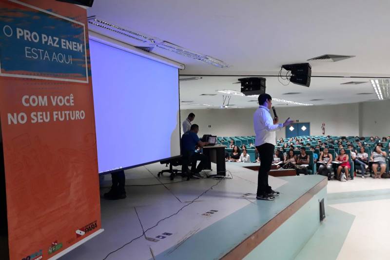 "Esta é uma oportunidade muito importante em assimilar dicas e reforçar o que estamos aprendendo em sala de aula com a equipe de professores", disse o estudante Roni Viana, de 16 anos, aspirante a uma vaga do curso de Educação Física e aluno do 3º ano do Ensino Médio da Escola Estadual Onésima Pereira de Barros, que vai prestar pela primeira vez o Exame Nacional do Ensino Médio (Enem). Assim como Roni, muitos estudantes - ao todo 738 inscritos - deixaram seus afazeres neste sábado (18) e foram até o auditório do Campus Tapajós da Universidade Federal do Oeste do Pará (UFOPA) participar e se preparar ainda mais, por meio dos aulões do Pro Paz Enem, projeto idealizado pelo Governo do Estado do Pará, através da Fundação Pro Paz, e que conta com o apoio do Centro de Governo do Baixo Amazonas. As aulas do Pro Paz Enem são preparadas de acordo com os assuntos exigidos pelo Exame, segundo as áreas de referência, classificadas pelo MEC como Matrizes de Referência: Ciências Humanas e suas Tecnologias; Ciências da Natureza e suas Tecnologias (Física, Química e Biologia); Matemática e suas Tecnologias e Linguagens, Códigos e suas Tecnologias.
FOTO: SAMUEL ALVARENGA / SECOM
DATA: 19.05.2018
SANTARÉM - PARÁ <div class='credito_fotos'>Foto: Samuel Alvarenga / Secom | <a href='/midias/2018/originais/df8adcfd-e834-4a52-9364-228e9205da25.jpg' download><i class='fa-solid fa-download'></i> Download</a></div>