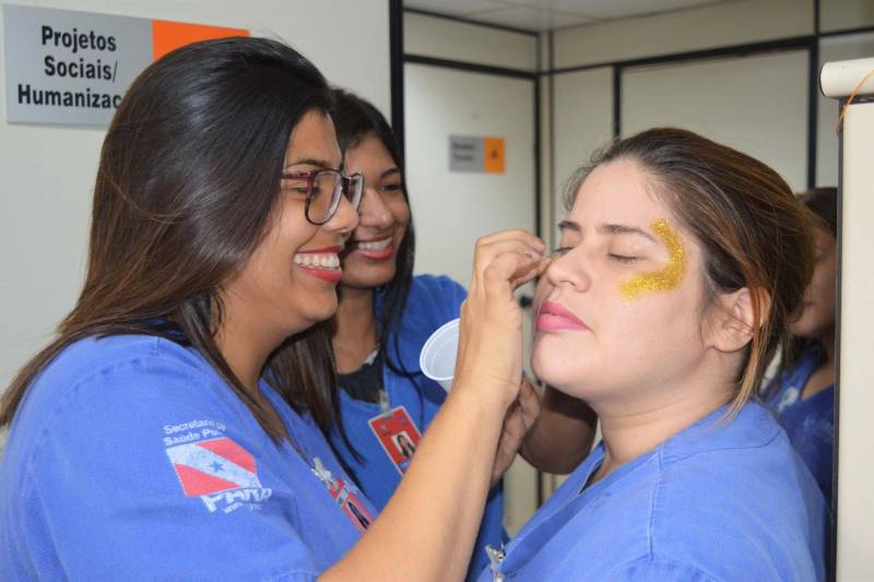 Máscaras, serpentina, confete e muita alegria. Esses foram os ingredientes da tarde carnavalesca que pacientes e acompanhantes do Hospital Metropolitano de Urgência e Emergência (HMUE) tiveram na sexta-feira, 9. Colaboradores e residentes multiprofissionais da unidade localizada em Ananindeua promoveram um arrastão de Carnaval nas clínicas de internação para levar alegria e descontração aos usuários. Profissionais de Terapia Ocupacional, Psicologia, Enfermagem e Farmácia percorreram as enfermarias com um trio elétrico estilizado em um carrinho de medicação. Na decoração, muito brilho, máscaras e serpentinas. A trilha sonora incluiu marchinhas de velhos carnavais.

FOTO: ASCOM / HMUE
DATA: 10.02.2018
BELÉM - PARÁ <div class='credito_fotos'>Foto: ASCOM HMUE   |   <a href='/midias/2018/originais/df9184cd-be2e-4f48-a999-d009532bd2dd.jpg' download><i class='fa-solid fa-download'></i> Download</a></div>