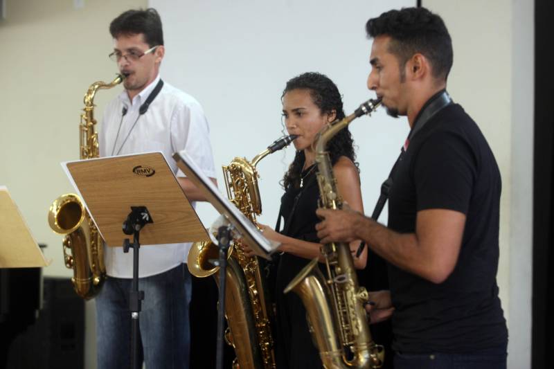 Durante o recital de boas vindas da Escola de Música da Universidade Federal do Pará, ela chamava atenção pela desenvoltura. Pequena e de aparência frágil, Raíza Rocha, 23 anos (foto), surpreendeu ao escolher o saxofone mais pesado e complexo de tocar. O teste para a orquestra da UFPA foi só mais um desafio, entre os muitos que a jovem moradora da ilha de Mosqueiro, de onde vem de segunda a sábado para cursar as aulas de música, tem que enfrentar diariamente.
FOTO: IGOR BRANDÃO / AG. PARÁ
DATA: 14.02.2018
BELÉM - PARÁ <div class='credito_fotos'>Foto: IGOR BRANDÃO / AG. PARÁ | <a href='/midias/2018/originais/df92b665-a4df-4888-9a68-eb30000e609a.jpg' download><i class='fa-solid fa-download'></i> Download</a></div>