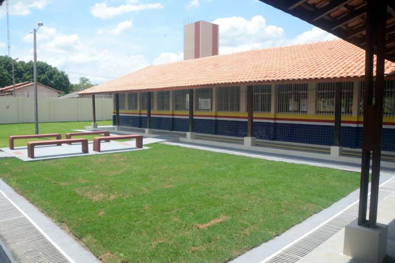 A comunidade escolar do município de Pau D´Arco, no sudeste paraense, recebeu, na quinta-feira (27), a Escola Estadual de Ensino Médio “Paul Hannemann” (foto), totalmente reconstruída pelo Governo do Estado. A cerimônia de entrega das obras contou com a presença da secretária de Estado de Educação, Ana Claudia Serruya Hage, e de dirigentes da Seduc, além de lideranças comunitárias e gestores da escola. A reconstrução da Escola “Paulo Hannemann” foi financiada com recursos do Banco Interamericano de Desenvolvimento (BID). A obra foi executada pela Secretaria de Educação e custou cerca de R$ 3.146.962,76. O projeto faz parte do Programa de Melhoria da Qualidade e Expansão da Cobertura da Educação Básica do Pará, preconizado pela Seduc no âmbito do Pacto pela Educação.

FOTO: FERNANDO NOBRE / ASCOM SEDUC
DATA: 27.12.2018
PAU D'ARCO - PARÁ <div class='credito_fotos'>Foto: FERNANDO NOBRE/ASCOM SEDUC   |   <a href='/midias/2018/originais/df9569be-7f9c-4582-8d62-82c17ea9054e.jpg' download><i class='fa-solid fa-download'></i> Download</a></div>