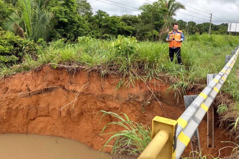 Cerca de 60 homens da Defesa Civil do Pará estão no município de Redenção, sul do estado, desde a última quarta-feira (28) Na noite de terça-feira, as fortes chuvas do período causaram o rompimento de três represas. Trezentas e cinquenta e oito famílias foram impactadas em dez bairros, 127 foram afetadas diretamente e 28 delas estão desalojadas. Um abrigo foi colocado à disposição pela prefeitura, mas as famílias desalojadas preferiram ficar em casas de parentes. Nenhuma vítima fatal ou acidentada foi registrada.

FOTO: DIVULGAÇÃO
DATA: 29.11.2018
REDENÇÃO-PARÁ <div class='credito_fotos'>Foto: Divulgação   |   <a href='/midias/2018/originais/df9a1aea-0f27-46f0-b512-9ef16ebca298.jpg' download><i class='fa-solid fa-download'></i> Download</a></div>