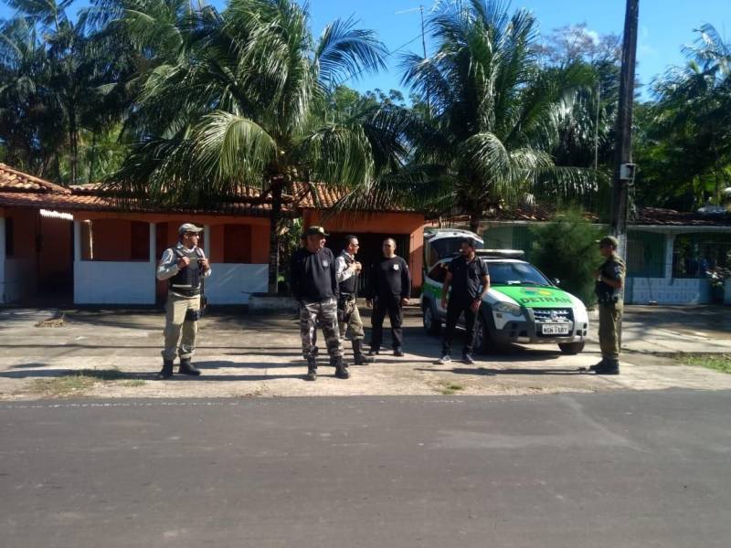 Durante as ações previstas na Operação Verão, as Polícias Civil e Militar, em conjunto com agentes de trânsito do Detran, realizaram, neste final de semana, diversas fiscalizações para prevenir ocorrências de crimes no trânsito e verificar a regularidade de veículos em tráfego nas cidades de Salvaterra e Soure, na Ilha do Marajó. Entre a noite de sexta-feira (6) e a madrugada deste domingo (8), barreiras de fiscalização foram montadas para abordar veículos em trânsito e verificar documentação. "Foram feitas revistas nas bagagens, abordagem em pessoas em atitudes suspeitas e blitzes com o Detran. No geral, tudo calmo, mas tivemos muita infração administrativa constatada pelos agentes do Detran", explica o delegado Rodrigo Amorim, titular da Superintendência da Polícia Civil na Região do Marajó Oriental, que abrange as cidades de Soure e Salvaterra, e outros quatro municípios. A maioria das infrações constatadas era quanto ao atraso no pagamento do Imposto Sobre a Propriedade de Veículos Automotores (IPVA).
FOTO: ASCOM / POLÍCIA CIVIL
DATA: 08.07.2018
SOURE - PARÁ <div class='credito_fotos'>Foto: Ascom / Polícia Civil | <a href='/midias/2018/originais/df9bc200-774f-4dc2-953b-d3e6fbf99193.jpg' download><i class='fa-solid fa-download'></i> Download</a></div>