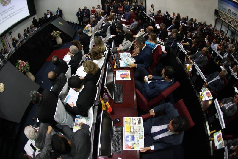 O governador Simão Jatene entregou, na manhã desta terça-feira (6), a "Mensagem Governamental do Pará à Assembleia Legislativa 2018", em sessão especial que abriu os trabalhos da Casa no exercício 2018. A leitura do documento destacou os principais resultados alcançados pelo governo no ano anterior e fez prognósticos de obras e serviços previstos para este ano.
FOTO: ANTONIO SILVA / AG. PARÁ
DATA: 06.02.2018
BELÉM - PARÁ <div class='credito_fotos'>Foto: Antônio Silva/Ag. Pará | <a href='/midias/2018/originais/df9d2382-eaeb-405f-aff8-0b1a79a3d17e.jpg' download><i class='fa-solid fa-download'></i> Download</a></div>