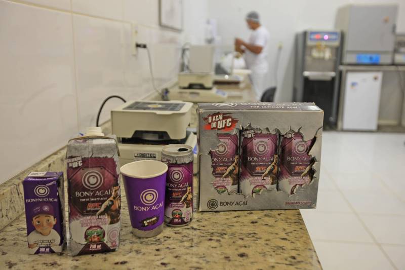 Fica no Pará a cidade que é conhecida como a capital mundial do açaí. Igarapé-Miri, no Baixo Tocantins, localizada a cerca de 78 quilômetros de Belém, respira e vive do fruto que está na mesa do paraense há gerações. Com o desafio de transformar essa meca da produção açaizeira em uma potência industrial, o governo do Estado colocou o município na rota da Caravana Pará 2030, para apresentar aos empresários e produtores locais os benefícios de fazer parte do programa que traça novos horizontes e mercados para o açaí nosso de todo dia. Na última passagem da caravana por Igarapé-Miri, no mês passado, pelo menos sete empresas que hoje extraem a polpa do açaí buscaram informações junto à Secretaria de Estado de Desenvolvimento Econômico, Mineração e Energia (Sedeme) para saber mais sobre o programa de incentivos fiscais cujo objetivo é estimular a verticalização da produção. No município, três já são incentivadas: Amazon Palmitos Ltda., Nutrilatino Indústria e Comércio de Exportação e Importação Ltda. e Bony Açaí (foto). As empresas que aderem ao programa recebem incentivo fiscal de até 95% e, em contrapartida, se comprometem a colocar no mercado produtos de maior valor agregado. “Precisamos deixar de ser um Estado meramente exportador de açaí in natura ou em polpa para nos tornarmos também um expoente na indústria. Hoje, grande parte do nosso fruto sai do Pará para ser industrializado em outros Estados. Ao trazer esse processo para cá, estaremos gerando empregos locais e promovendo o desenvolvimento”, defende o titular da Sedeme, Adnan Demachki.
FOTO: RODOLFO OLIVEIRA / AG. PARÁ
DATA: 16.03.2018
IGARAPÉ - MIRI - PARÁ <div class='credito_fotos'>Foto: Rodolfo Oliveira/Ag. Pará | <a href='/midias/2018/originais/df9f41af-2764-4aec-b3af-ddceae85b6eb.jpg' download><i class='fa-solid fa-download'></i> Download</a></div>