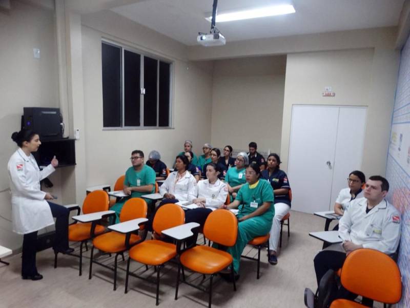 Mesmo tendo prevalência de pacientes bem nutridos, ao contrário do que é visto em internos de hospitais públicos e particulares de todo o Brasil, o Hospital Público Estadual Galileu (HPEG), em Belém, realizou nesta quarta-feira (6), o Dia D da campanha nacional “Diga Não à Desnutrição” (foto), que visa alertar sobre os altos índices de pacientes desnutridos nos hospitais e evitar que esse problema permanceça. O aumento de pacientes desnutridos após internação tem chamado atenção da Sociedade Brasileira de Nutrição Parenteral e Enteral (Braspen). Nos últimos 20 anos, a desnutrição passou de 48% para 60% do total de internados. No Galileu a ação foi voltada para alertar a equipe multidisciplinar da unidade sobre os riscos e cuidados com os pacientes. A nutricionista do Hospital, Talita Lobato, ministrou palestra para enfermeiros, técnicos de enfermagem, fisioterapeutas, psicólogos, entre outros profissionais que também fazem parte da Equipe Multidisciplinar de Terapia Nutricional (EMTN).
FOTO: ASCOM / HPEG
DATA: 06.06.2018
BELÉM - PARÁ <div class='credito_fotos'>Foto: ASCOM / HPEG | <a href='/midias/2018/originais/dfa72393-1a18-492e-abc5-ce71af52ff72.jpg' download><i class='fa-solid fa-download'></i> Download</a></div>