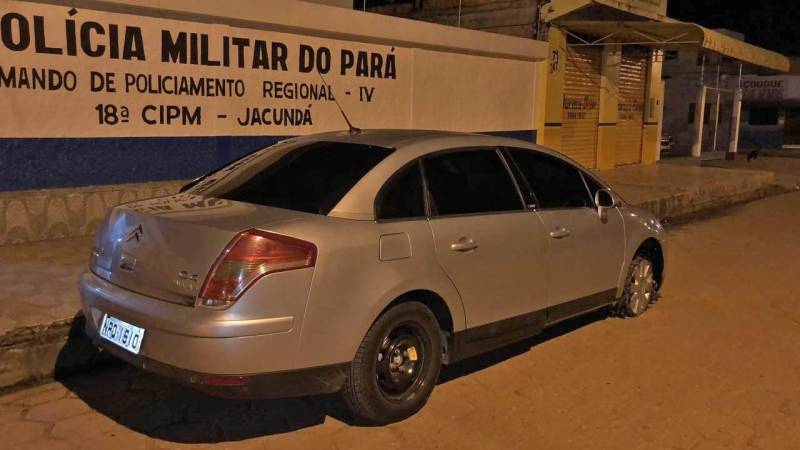 Policiais civis e militares evitaram o arrombamento de um banco no município de Jacundá, no sudeste paraense, prendendo cinco pessoas, na segunda-feira (26). Com os presos foi apreendido farto material usado em arrombamento de cofres e um aparelho eletrônico usado como bloqueador de sinais de telecomunicação. Os acusados foram transferidos para o município de Tucuruí, onde houve a autuação em flagrante nesta terça-feira (27), por associação criminosa. Eles irão responder também por crime de corrupção ativa, por terem oferecido dinheiro aos policiais militares para não serem presos. Na foto, o carro usado pelos acusados, modelo Citröen C4 Pallas, placa NPQ 1510, de Marabá
FOTO: ASCOM / POLÍCIA CIVIL
DATA: 27.03.2018
JACUNDÁ - PARÁ <div class='credito_fotos'>Foto: Ascom / Polícia Civil | <a href='/midias/2018/originais/dfaf8b4b-fb00-4593-909a-5cd3c2c6fdbb.jpg' download><i class='fa-solid fa-download'></i> Download</a></div>