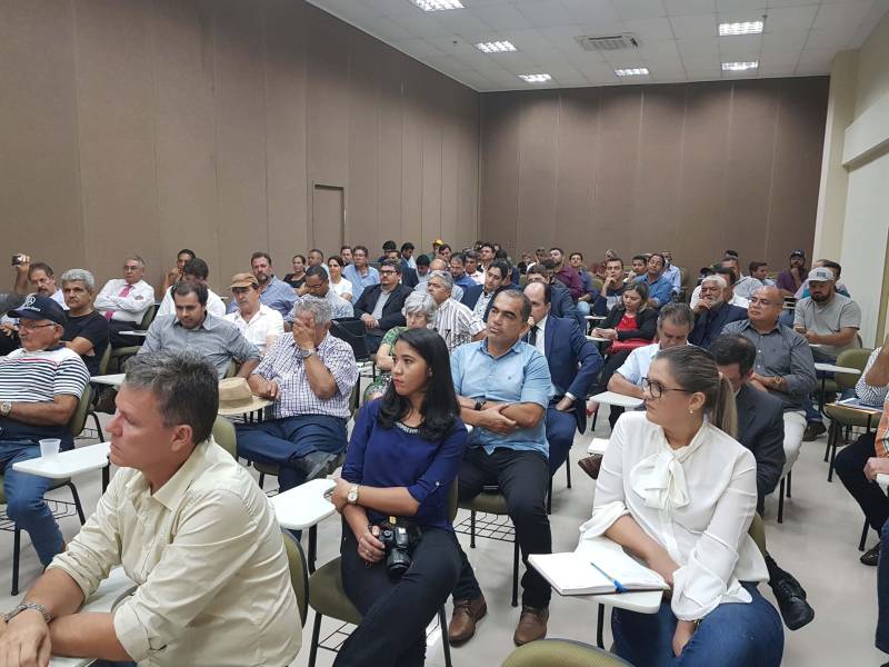 O Centro Regional de Governo do Sudeste do Pará completou 100 dias de trabalho no início deste mês. A data foi marcada por uma agenda especial da Secretaria Extraordinária dos Municípios Sustentáveis (Semsu) em 10 municípios da região. Durante as visitas, entre os dias 9 e 12, o secretário regional, Jorge Bittencourt, e coordenadores do Centro, participaram de reuniões de integração, acompanharam obras em andamento e inaugurações, como a da Unidade Pro Paz Integrada (UIPP), e a entrega de uma viatura para a Polícia Civil, em Brejo Grande do Araguaia. Na agenda foram assinados convênios também em São Domingos do Araguaia, Curionópolis, Canaã dos Carajás, Rio Maria, Pau D’Arco e Xinguara, que totalizam mais de 25 milhões de reais em investimentos do Governo do Pará nas áreas de saúde, educação e infraestrutura. O Centro Regional de Governo do Sudeste do Pará, instalado em Marabá, tem fortalecido a aproximação com os 39 municípios da mesorregião sudeste, composta pelas cidades das regiões de integração de Carajás, Araguaia, Lago de Tucuruí e mais cinco municípios do Rio Capim. Na foto, ação de diálogo com o setor produtivo e segurança em Marabá.
FOTO: KÉLIA SANTOS / ASCOM CRGSP
DATA: 28.03.2018
MARABÁ - PARÁ <div class='credito_fotos'>Foto: KÉLIA SANTOS / ASCOM CRGSP | <a href='/midias/2018/originais/dfb073ef-1ac9-49c8-b318-90a5c909d2b2.jpg' download><i class='fa-solid fa-download'></i> Download</a></div>