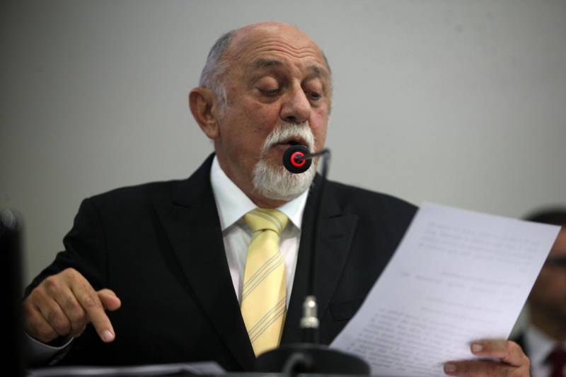 O governador Simão Jatene (foto) entregou, na manhã desta terça-feira (6), a "Mensagem Governamental do Pará à Assembleia Legislativa 2018", em sessão especial que abriu os trabalhos da Casa no exercício 2018. A leitura do documento destacou os principais resultados alcançados pelo governo no ano anterior e fez prognósticos de obras e serviços previstos para este ano.
FOTO: ANTONIO SILVA / AG. PARÁ
DATA: 06.02.2018
BELÉM - PARÁ <div class='credito_fotos'>Foto: Antônio Silva/Ag. Pará | <a href='/midias/2018/originais/dfb235f1-0c97-4410-b505-ecd5db2325b8.jpg' download><i class='fa-solid fa-download'></i> Download</a></div>