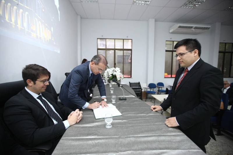 O procurador-geral do Estado, Ophir Cavalcante Junior, deu posse, na tarde da última segunda-feira (26), a seis novos procuradores do Estado, aprovados no 20º concurso público da Procuradoria Geral do Estado (PGE). O evento ocorreu no auditório do prédio-sede da instituição, em Batista Campos, Belém. Foram empossados Idemar Cordeiro Peracchi, Edson dos Santos Matoso, Ducival Carvalho Pereira Júnior, Giulliane Pinheiro Corrêa de Lima, Jobson de Oliveira Pereira e Arthur Marcel Batista Gomes. A cerimônia teve a presença do procurador-geral adjunto, Henrique Nobre Reis, do corregedor-geral da PGE, Paulo de Tarso Dias Klautau Filho, do presidente da Associação dos Procuradores do Estado, Ary Lima Cavalcanti, e de diversos procuradores do Estado, familiares e amigos dos empossados.
FOTO: THIAGO GOMES / AG. PARÁ
DATA: 27.03.2018
BELÉM - PARÁ <div class='credito_fotos'>Foto: Thiago Gomes /Ag. Pará | <a href='/midias/2018/originais/dfb6b160-e7a8-439f-bd4f-e5196fefd10c.jpg' download><i class='fa-solid fa-download'></i> Download</a></div>