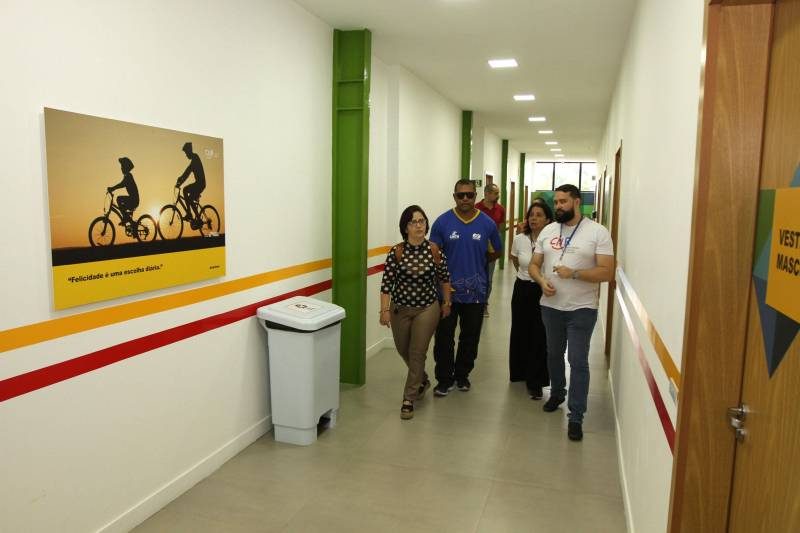 O Centro Integrado de Inclusão e Reabilitação (CIIR), em Belém, recebeu no último sábado (1°) a visita do tetracampeão paralímpico de judô Antônio Tenório. Acompanhado pelo diretor-executivo do Centro, José Neto, de outros diretores e fisioterapeutas, que descreveram a estrutura oferecida à população, o paratleta aprovou os recursos disponíveis no espaço.

FOTO: CRISTINO MARTINS / AG. PARÁ
DATA: 01.12.2018
BELÉM - PARÁ <div class='credito_fotos'>Foto: Cristino Martins/Ag. Pará   |   <a href='/midias/2018/originais/dfbff44c-39a0-4132-b0cd-38bd878d0e0a.jpg' download><i class='fa-solid fa-download'></i> Download</a></div>