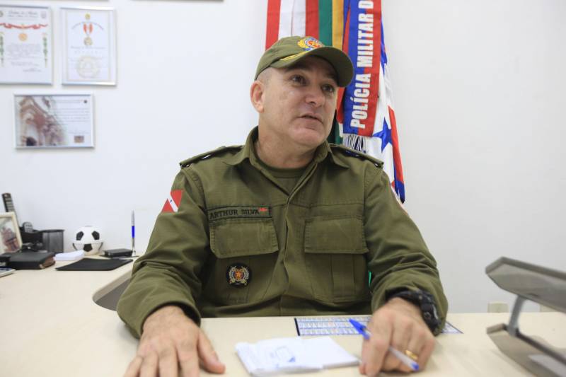 “A sociedade está prestes a receber novos policiais, profissionais prontos e treinados para defender o cidadão. Mesmo ainda não tendo encerrado o curso, já me sinto um PM. A instituição pode ter certeza que estarei sempre de pronto-emprego para atender no que ela precisar de mim”. A fala do aluno do Centro de Formação, dita nesta segunda-feira (7) durante uma aula do Curso de Formação e Aperfeiçoamento de Praças (CFAP) da Polícia Militar do Pará, demonstra o sentimento dos cerca de 2 mil homens e mulheres que estão próximos de encerrar o curso e iniciar seus trabalhos nas ruas. Em Belém, na sede do CFAP, estão em fase de conclusão da formação, cerca de 500 alunos, entre homens e mulheres. Já no interior do Estado, outros 1. 500 passam pelo curso que também acontece nos municípios Conceição do Araguaia, Itaituba, Santarém, Marabá, Parauapebas, Castanhal, Santa Izabel do Pará, Tucuruí, Paragominas, Capanema, Bragança, Altamira, Barcarena, Soure e Breves. A previsão é que no início de agosto deste ano, todos já estejam efetivamente nas ruas. Aprovados no último concurso público da instituição, os futuros policiais estão desde outubro de 2017 participando de um novo modelo formação. De acordo com o major Arthur Silva (foto), sub-comandante do CFAP, a mudança na grade do curso quase dobrou o número de horas aula.
FOTO: RODOLFO OLIVEIRA / AG. PARÁ
DATA: 08.05.2018
BELÉM - PARÁ <div class='credito_fotos'>Foto: Rodolfo Oliveira/Ag. Pará | <a href='/midias/2018/originais/dfc03bc6-5b36-4881-924d-e92b7a2bcf4b.jpg' download><i class='fa-solid fa-download'></i> Download</a></div>