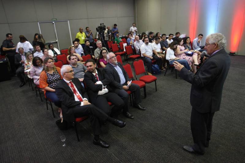 Neste contexto, na última quinta-feira (21), mais uma importante companhia aérea iniciou operações no Aeroporto Internacional de Belém. A Avianca Brasil passa a operar voos diretos e diários de Guarulhos (SP) e de Brasília (DF) para Belém, em confortáveis e modernas aeronaves Airbus A320 com total de 162 assentos. Em nome da diretoria da empresa e dos mais de 5 mil colaboradores, o nosso muito obrigado. Faremos de tudo para que todos se apaixonem por voar conosco”, disse o vice-presidente de Vendas e Marketing da Avianca Brasil, Tarcísio Gargioni, em coletiva de lançamento para a imprensa, que reuniu jornalistas de São Paulo, Brasília e Belém, no Hotel Grand Mercure. Já o chefe da Casa Civil, Adenauer Góes (foto), que representava o governador Simão Jatene, destacou a qualidade das operações da Avianca, que fez essa opção no seu atendimento, serviço de bordo e escolha das aeronaves.
FOTO: MARCELO LELIS / AG. PARÁ
DATA: 21.06.2018
BELÉM - PARÁ <div class='credito_fotos'>Foto: Marcelo Lelis / Ag. Pará | <a href='/midias/2018/originais/dfc0e876-3537-4606-ab0c-ad8a3093bb27.jpg' download><i class='fa-solid fa-download'></i> Download</a></div>