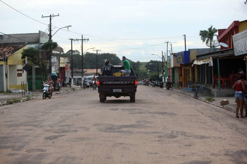 O Governo do Estado entregou na tarde desta sexta-feira (29), a ordem de serviço para a pavimentação de três quilômetros de vias no munícipio de Bonito (foto), no Nordeste do Estado. O documento foi entregue pelo chefe do Núcleo de Governo, José Megale. O investimento na ordem de R$ 1,3 milhão faz parte dos esforços do Governo do Estado em levar mais qualidade de vida à população. A assinatura contou com a participação do presidente da Assembleia Legislativa do Estado (Alepa), deputado Márcio Miranda, e do deputado Milton Campos, que também entregou as chaves de uma retroescavadeira adquirida através de emenda parlamentar.
FOTO: SIDNEY OLIVEIRA / AG. PARÁ
DATA: 29.06.2018
BONITO - PARÁ <div class='credito_fotos'>Foto: Sidney Oliveira/Ag. Pará | <a href='/midias/2018/originais/dfc97296-a510-4d9b-814d-4195f00e0c78.jpg' download><i class='fa-solid fa-download'></i> Download</a></div>
