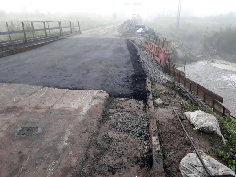 Após mais de duas semanas de trabalho ininterrupto, apesar das chuvas que ainda caem sobre a região de Paragominas, uma faixa da Rodovia PA-256 (foto) foi liberada para o tráfego de veículos. De acordo com o engenheiro Wallace Gaspar, chefe do 7º Núcleo Regional da Secretaria de Estado de Transportes (Setran), uma equipe composta por 15 pessoas atua na área desde o dia do rompimento da Rodovia, em 12 de abril, provocado por forte enxurrada que atingiu o município. O bueiro metálico (tubulação) já foi recolocado no canal do vertedouro de água que excede da represa que margeia a rodovia e realiza a drenagem normalmente. A conclusão da obra depende, agora, da finalização, com concreto armado e ancorado, da boca do bueiro no sentido da foz do curso d'água.
FOTO: WALLACE GASPAR / ASCOM SETRAN
DATA: 02.05.2018
PARAGOMINAS - PARÁ <div class='credito_fotos'>Foto: Wallace Gaspar | <a href='/midias/2018/originais/dfe3c2be-3a76-411a-ad02-99dede593278.jpg' download><i class='fa-solid fa-download'></i> Download</a></div>