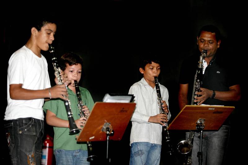 Recital "A criança e a música", com apresentação de alunos de violino, piano, cello e flauta doce, além do Coral Dóris Azevedo, da Fundação Carlos Gomes, na sala Ettore Bósio, na noite desta quinta-feira (13), em Belém.
FOTO: ELISEU DIAS / ARQUIVO AG. PARÁ
DATA: 13.10.2011
BELÉM-PARÁ <div class='credito_fotos'>Foto: Eliseu Dias/Ag. Pará | <a href='/midias/2018/originais/dfe49862-64df-4876-86fa-f17b74c4373e.jpg' download><i class='fa-solid fa-download'></i> Download</a></div>