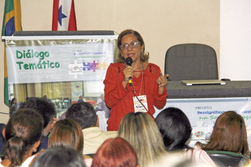 Analisar os procedimentos técnicos e reavaliar o atendimento a adolescentes em conflito com a lei. Com esse objetivo, foi iniciado nesta quinta-feira (5), no auditório da Escola de Governança Pública do Estado do Pará (EGPA), em Belém, o evento Diálogo Temático: “Construindo Novos Parâmetros Técnicos na Socioeducação”, voltado aos profissionais que atuam no atendimento a adolescentes em cumprimento de medida socioeducativa no Estado. A programação, promovida pela Fundação de Atendimento Socioeducativo do Pará (Fasepa), busca qualificar e orientar o servidor que atua na socioeducação para evitar violação de direitos e situações de conflitos envolvendo os adolescentes assistidos. No encontro, realizado até sexta-feira (06), serão analisadas situações em todas as unidades socioeducativas do Estado, para discutir as fragilidades que envolvem o atendimento em suas diferentes modalidades (internação provisória, internação e semiliberdade). Na foto, a coordenadora de Atendimento Socioeducativo da Fasepa, Francirlei Pessoa.
FOTO: ALBERTO PASSOS / ASCOM SUSIPE
DATA: 05.04.2018
BELÉM - PARÁ <div class='credito_fotos'>Foto: ALBERTO PASSOS/ ASCOM FASEPA | <a href='/midias/2018/originais/dfe4c5ad-64ac-41b1-a0fb-6fcac3d9ea3a.jpg' download><i class='fa-solid fa-download'></i> Download</a></div>