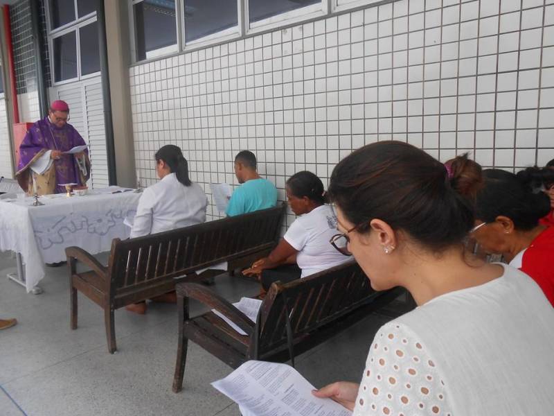Para celebrar o Natal dos pacientes internados na Unidade, o Hospital Regional do Sudeste do Pará - Dr. Geraldo Veloso (HRSP), em Marabá (PA), preparou uma programação especial com o apoio de integrantes do Programa de Voluntariado da Pró-Saúde Associação Beneficente de Assistência Social e Hospitalar. A agenda oficial foi aberta na quinta-feira, 20/12, com a celebração de uma missa (foto) pelo Bispo da Diocese de Marabá, Dom Vital Corbellini. Nesta sexta-feira, 21/12,  haverá a apresentarão da cantata "Haja paz na Terra" e, no sábado, 22/12, os voluntários do grupo "Médicos da Alegria" distribuirão presentes para as crianças internadas no Hospital.

FOTO: ASCOM / HRSP
DATA: 21.12.2018
MARABÁ - PARÁ <div class='credito_fotos'>Foto: ASCOM HRSP   |   <a href='/midias/2018/originais/dff3587c-a26c-4cd4-a3e7-9dae1b35f1ea.jpg' download><i class='fa-solid fa-download'></i> Download</a></div>