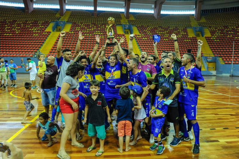 Esporte e solidariedade foram os grandes protagonistas no Mangueirinho durante a final do Campeonato Paraense de Futsal. Esmac (Ananindeua) e Tubarão (Vitória do Xingú) disputaram o título, mas foram as doações trazidas pelos torcedores que abrilhantaram o ginásio na manhã do último domingo (23). 

FOTO: LEANDRO SANTANA
DATA: 26.12.2018
BELÉM - PARÁ <div class='credito_fotos'>Foto: LEANDRO SANTANA   |   <a href='/midias/2018/originais/dff36911-c438-40a8-9cfc-d560c4f22607.jpg' download><i class='fa-solid fa-download'></i> Download</a></div>
