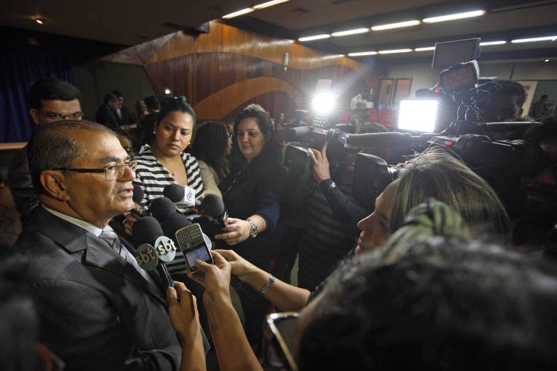 Foi iniciada, ainda na noite da segunda-feira (9), uma operação de reforço policial nas ruas da capital paraense e dos demais municípios da Região Metropolitana de Belém (RMB). O maior efetivo nas ruas foi colocado logo após as mortes registradas ao longo daquele dia. As investigações iniciaram e as vítimas já foram identificadas. Além disso, uma sala de situação foi implantada no Centro Integrado de Operações (Ciop) para traçar e definir metas para as operações, comandada pela Secretaria de Estado de Segurança Pública e Defesa Social (Segup). Essas informações foram divulgadas na terça-feira (10) em coletiva de imprensa, na sede da Delegacia Geral da Polícia Civil, em Belém. Entre as 13 mortes registrados na segunda-feira está a do policial militar Joaquim Nunes Silva. Os outros 12 eram civis e apenas um ainda não foi identificado ainda. E 9 dos 12 civis têm passagem pela polícia. Na foto, o secretário de segurança pública Luiz Fernandes.
FOTO: SIDNEY OLIVEIRA / AG. PARÁ
DATA: 10.04.2018
BELÉM - PARÁ <div class='credito_fotos'>Foto: Sidney Oliveira/Ag. Pará | <a href='/midias/2018/originais/dff67c90-af05-4658-82df-f051c4268ddc.jpg' download><i class='fa-solid fa-download'></i> Download</a></div>