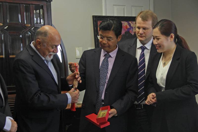 O presidente da China Brazil New Energy Environment International Investment (CBSteel), Zhang Shengsheng, declarou ao governador do Pará, Simão Jatene, e ao secretário estadual de Desenvolvimento Econômico, Adnan Demachki, em reunião no Palácio do Governo, neste sábado, 24, que tem interesse em investir no Pará nas áreas de mineração, agronegócio e turismo. Shengsheng, liderou uma comitiva do Grupo CBSteel, que foi ao Palácio do Governo, em Belém, conversar com Jatene. O governador Simão Jatene disse que o Estado está disposto a negociar com a empresa, desde que a parceria resulte em vantagens socioeconômicas para a população paraense, sem deixar de ser lucrativa aos chineses. ''Queremos que nossos recursos ajudem a desenvolver o Brasil e até outros países, mas é vital que eles contribuam para melhorar a qualidade de vida do povo paraense; esse é o cerne de nossa política de desenvolvimento econômico'', informou o governador Jatene.
FOTO: RODOLFO OLIVEIRA / AG. PARÁ
DATA: 24.05.2018
BELÉM - PARÁ <div class='credito_fotos'>Foto: Rodolfo Oliveira/Ag. Pará | <a href='/midias/2018/originais/e006f25d-19bc-431f-bec3-ebf40dcd24c9.jpg' download><i class='fa-solid fa-download'></i> Download</a></div>