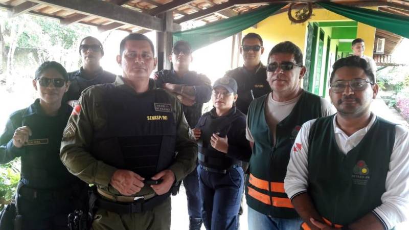 O projeto “Transitando nos Bares” (foto) abordou cerca de 70 pessoas na noite desta quinta-feira (20), no município de Marituba, Região Metropolitana de Belém. O trabalho é fruto da parceria entre os agentes de educação do Departamento de Trânsito do Estado do Pará (Detran) e da Diretoria de Trânsito do município, e teve início na terça-feira (18). O objetivo da ação é orientar condutores de veículos que bebida e álcool não combinam. Os agentes de educação já visitaram, também, escolas, pontos de mototaxistas, praças e outros locais movimentados do município.

FOTO: ASCOM / DETRAN
DATA: 21.12.2018
MARITUBA - PARÁ <div class='credito_fotos'>Foto: ASCOM DETRAN   |   <a href='/midias/2018/originais/e007ba29-71fe-45bd-b686-a91f50945c34.jpg' download><i class='fa-solid fa-download'></i> Download</a></div>