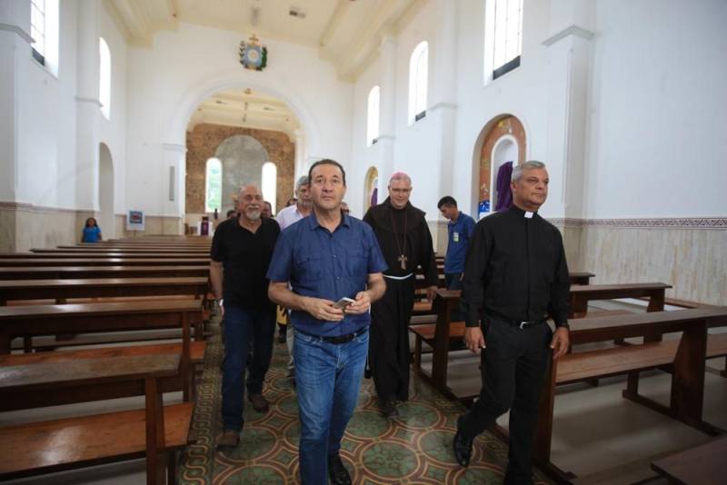 "Hoje é uma nova história, um novo tempo", assim observou o diretor-presidente do Hospital Santa Casa de Misericórdia do município de Óbidos, na região do Baixo Amazonas, a respeito do termo de fomento assinado entre o Governo do Estado, por meio da Secretaria de Saúde Pública (Sespa), e a Associação de Caridade da Santa Casa que garantirá a conclusão da reforma e ampliação da unidade de saúde, orçada em R$ 3,6 milhões. A Santa Casa de Óbidos, unidade quase centenária, fundada em 07/07/1922, é uma das referências em saúde na região formada por municípios da margem esquerda do rio Amazonas. Gerida desde 2014 por uma congregação franciscana, a Santa Casa faz parte do processo de regionalização e descentralização da saúde, que vem sendo promovida pela atual gestão em todas as regiões de integração. Na foto, o Governador Simão Jatene e sua comitiva visitam a Catedral de Óbidos.
FOTO: RODOLFO OLIVEIRA / AG. PARÁ
DATA: 09.03.2018
ÓBIDOS - PARÁ
<div class='credito_fotos'>Foto: Rodolfo Oliveira/Ag. Pará | <a href='/midias/2018/originais/e00dc607-850a-4e28-b0bc-b6ef8ecc81f2.jpg' download><i class='fa-solid fa-download'></i> Download</a></div>