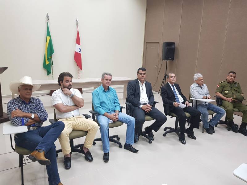 O Centro Regional de Governo do Sudeste do Pará completou 100 dias de trabalho no início deste mês. A data foi marcada por uma agenda especial da Secretaria Extraordinária dos Municípios Sustentáveis (Semsu) em 10 municípios da região. Durante as visitas, entre os dias 9 e 12, o secretário regional, Jorge Bittencourt, e coordenadores do Centro, participaram de reuniões de integração, acompanharam obras em andamento e inaugurações, como a da Unidade Pro Paz Integrada (UIPP), e a entrega de uma viatura para a Polícia Civil, em Brejo Grande do Araguaia. Na agenda foram assinados convênios também em São Domingos do Araguaia, Curionópolis, Canaã dos Carajás, Rio Maria, Pau D’Arco e Xinguara, que totalizam mais de 25 milhões de reais em investimentos do Governo do Pará nas áreas de saúde, educação e infraestrutura. O Centro Regional de Governo do Sudeste do Pará, instalado em Marabá, tem fortalecido a aproximação com os 39 municípios da mesorregião sudeste, composta pelas cidades das regiões de integração de Carajás, Araguaia, Lago de Tucuruí e mais cinco municípios do Rio Capim. Na foto, ação de diálogo com o setor produtivo e segurança em Marabá.
FOTO: KÉLIA SANTOS / ASCOM CRGSP
DATA: 28.03.2018
MARABÁ - PARÁ <div class='credito_fotos'>Foto: KÉLIA SANTOS / ASCOM CRGSP | <a href='/midias/2018/originais/e00f92c1-fea8-4e3c-b93a-af7a8481e1e6.jpg' download><i class='fa-solid fa-download'></i> Download</a></div>